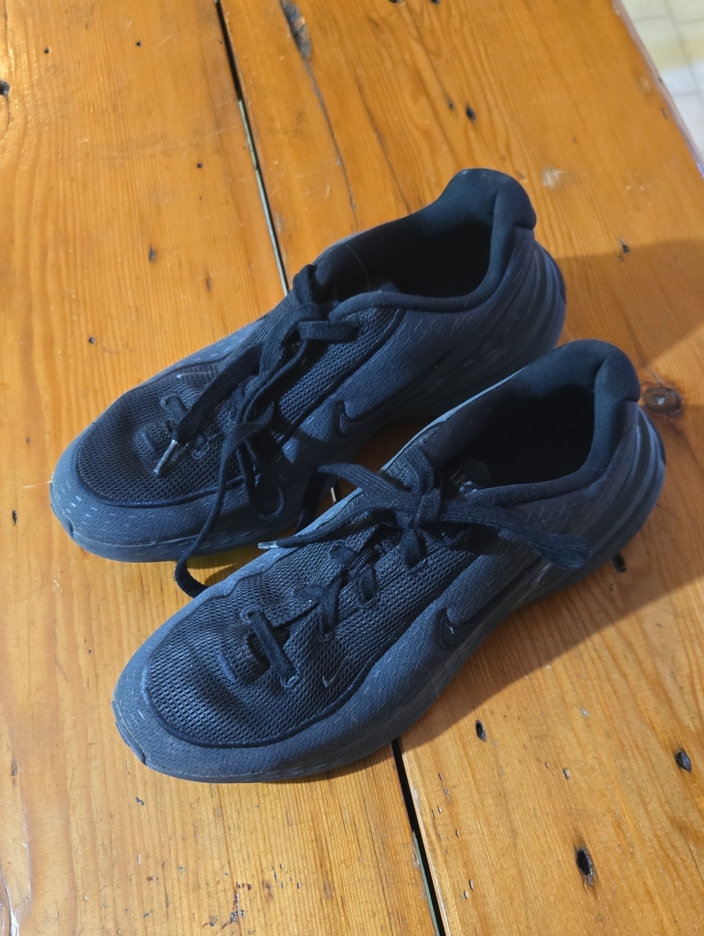 Nike Sz 9.5 Black Athletic Sneakers with Subtle Swoosh